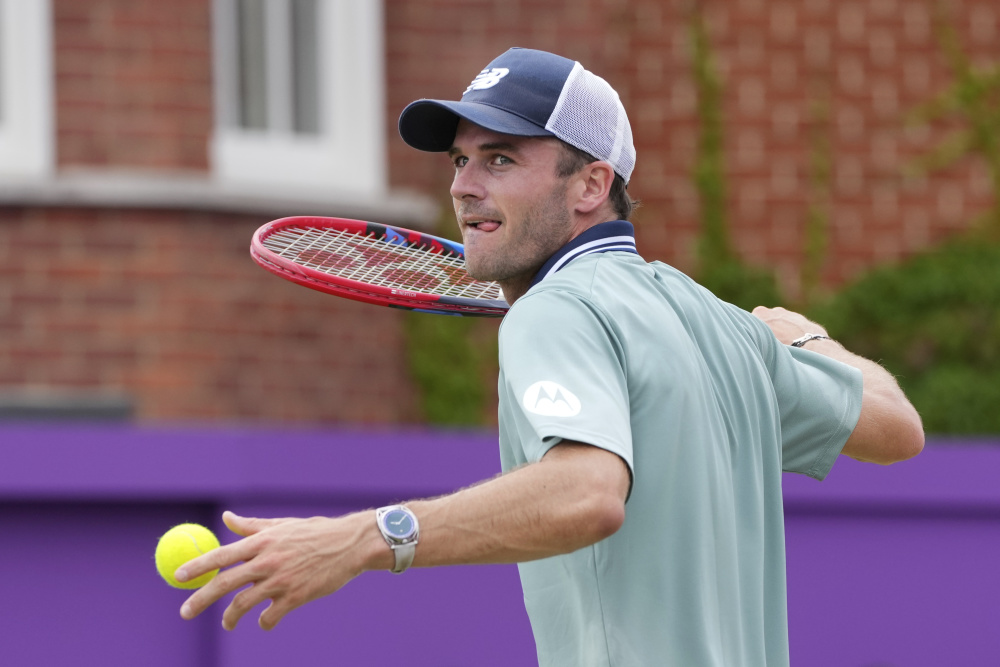 着伤病困扰 着伤病困扰